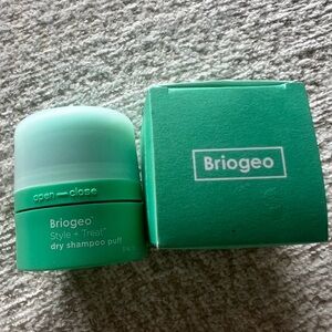 Briogeo Style + Treat Dry Shampoo Puff For Universal Hair Color